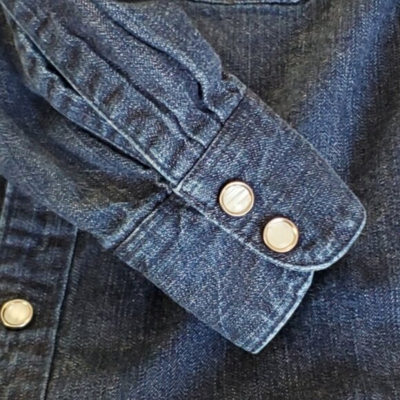 Levi's Classic Western Slim Fit Button Up Shirt - Picture 6 of 10